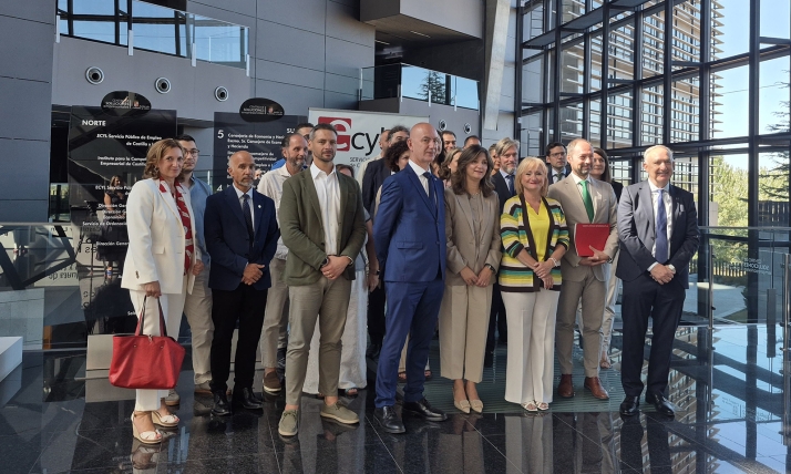 Formación a la carta y un 50% de contratos asegurados: así es el nuevo plan de empleo juvenil de la Junta