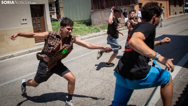Cintos y varas afloran durante una festiva Ronda de Santa Marina en Duruelo
