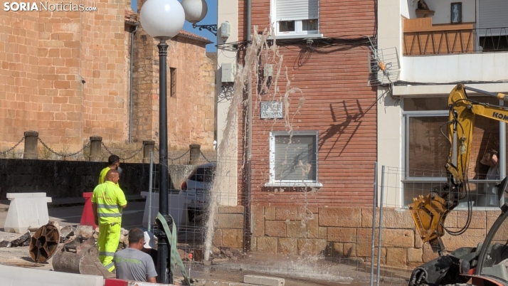 Obras junto a la concatedral de Soria provocan un aparatoso reventón en una boca de riego
