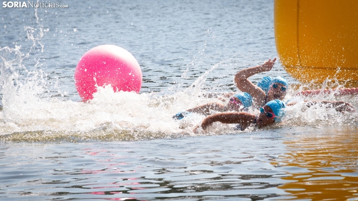 Fotos: La travesía a nado de la Cuerda del Pozo reúne a un centenar de nadadores