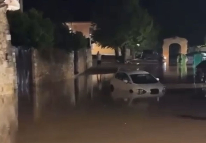 Vídeo: Una imponente tormenta inunda casas bajas, locales comerciales e instalaciones municipales en El Burgo