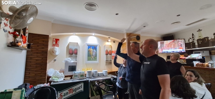 Pasión por San Fermín en este pueblo de Soria: Cantan al patrón, ven el encierro y lo comentan