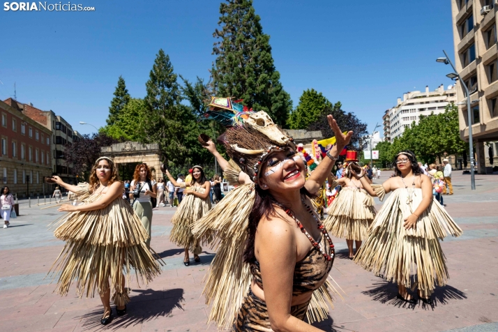 EN FOTOS | Colores, ritmos y tradición llenan las calles de Soria en el desfile de las XXV Jornadas Interculturales