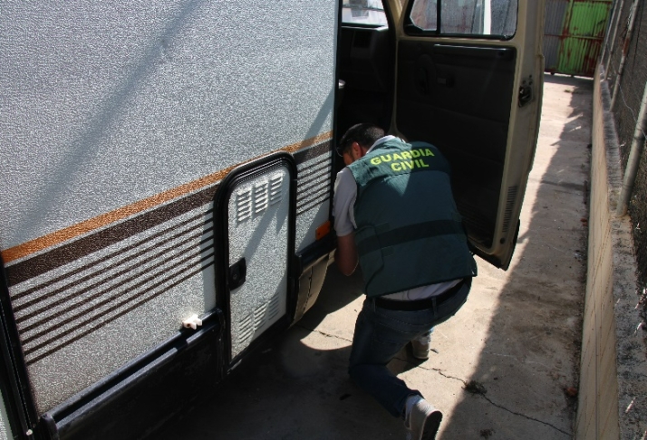 A este camionero le da tiempo a hacer todo mientras conduce, hasta a entrar en un juicio: obviamente, le pillan