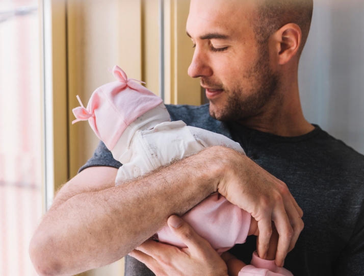 La Justicia enmienda a la Junta: el permiso parental de 8 semanas se cobra y con el sueldo completo