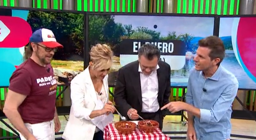 Santiago Segura se rinde ante las migas con torrezno de Calatañazor: El ayuno intermitente hoy se va a tomar un descanso