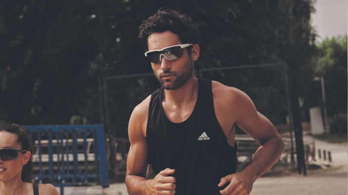 ¿Sabes cómo proteger tus ojos y oídos en deportes acuáticos y al aire libre? 