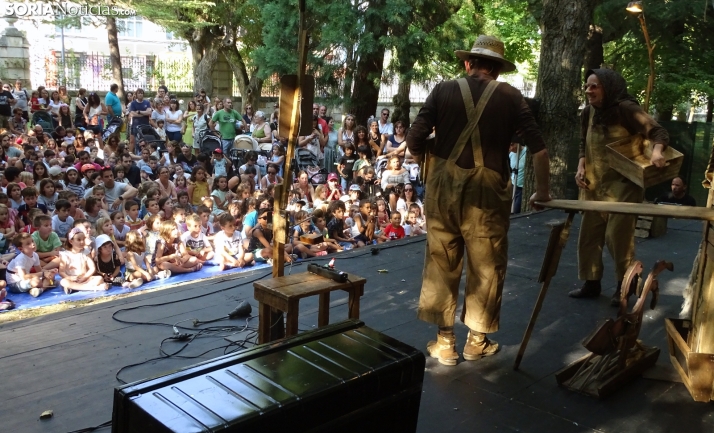 FOTOS | Los más pequeños disfrutan del teatro infantil en la Dehesa mientras aprenden con la moraleja de La gallina de los huevos de oro
