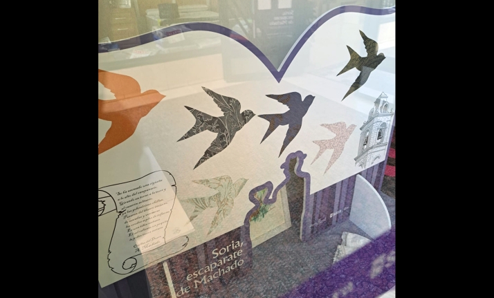 Libros gigantes y versos en los escaparates: Soria se viste de Machado hasta el 15 de agosto