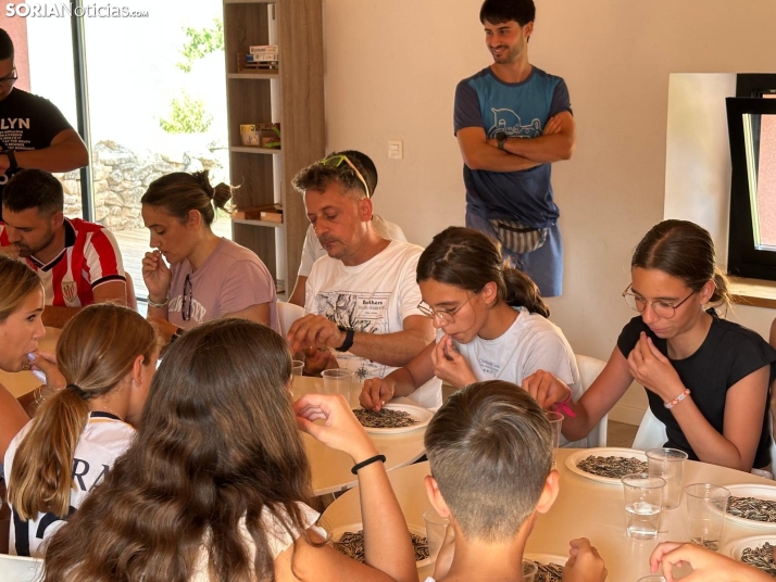 Quintana Redonda vuelve a celebrar su divertido concurso de comer pipas