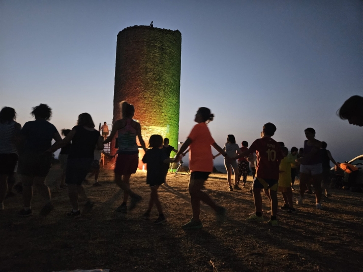 Quintanilla de Tres Barrios celebra su tradicional Atalaya nocturna con un centenar de asistentes
