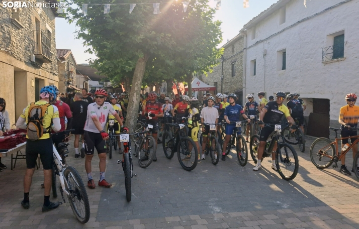 GALERÍA | Inmejorable ambiente, no competitivo, en la Ruta de las Icnitas de Villar del Río