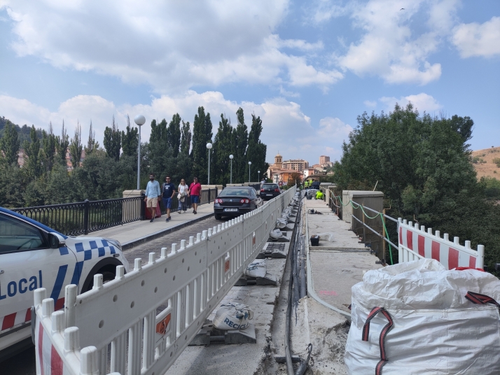 Obras al 70%: de este modo avanza la rehabilitación del Puente de Piedra con trabajos subacuáticos y restauración de farolas