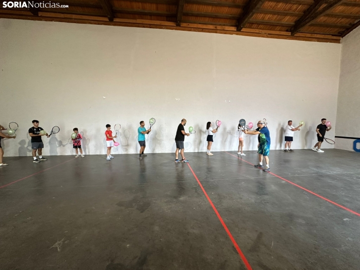 El centenario trinquete de Oteruelos revive su esplendor con un clínic de frontenis para todas las edades