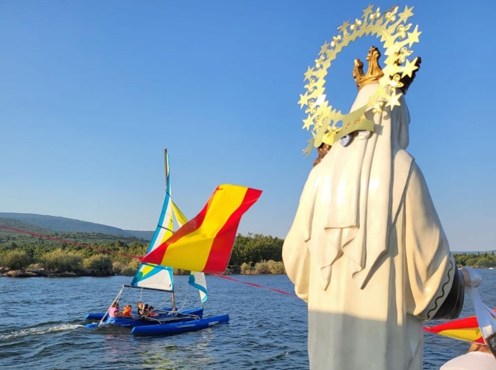 La romería de la Virgen del Carmen vive su edición más surrealista: Desaparece la talla, se vuela su sustituta y se rompe el barco en el que iba el cura