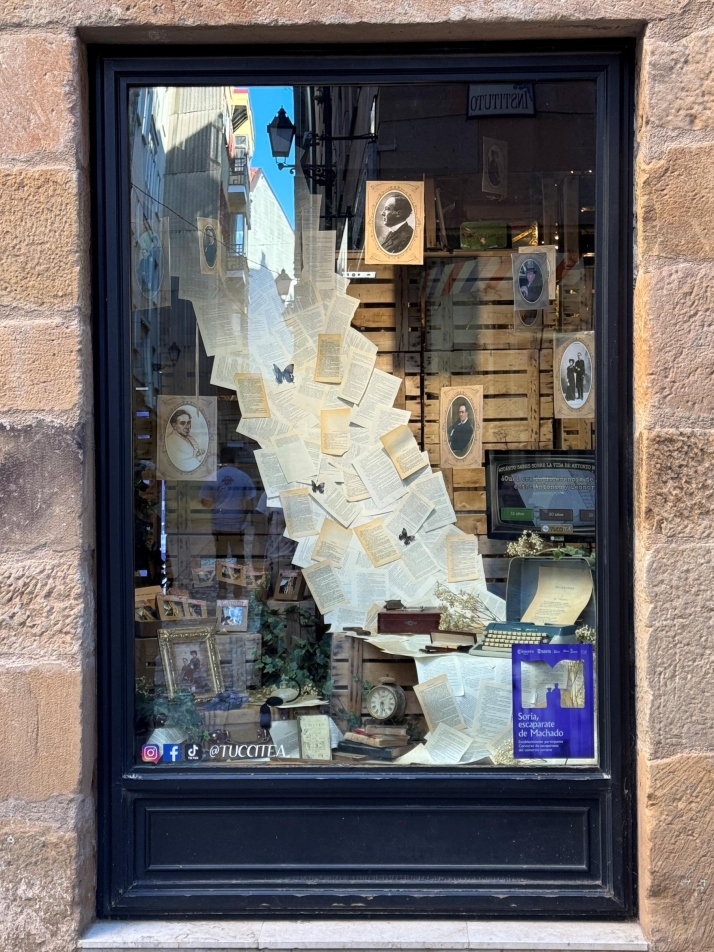 De un libro de cartón a un cómic: así son las obras ganadoras del concurso de escaparates de Machado