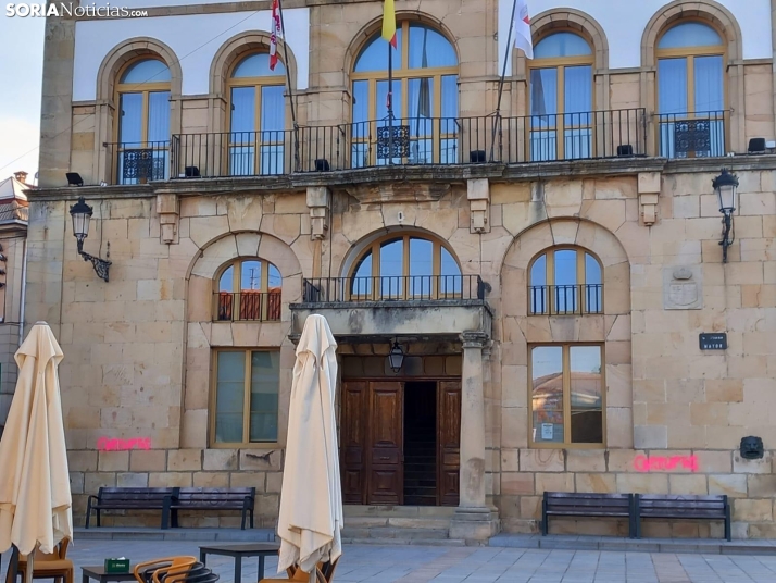 Actos vandálicos en Covaleda: aparecen pintadas en la fachada del Ayuntamiento