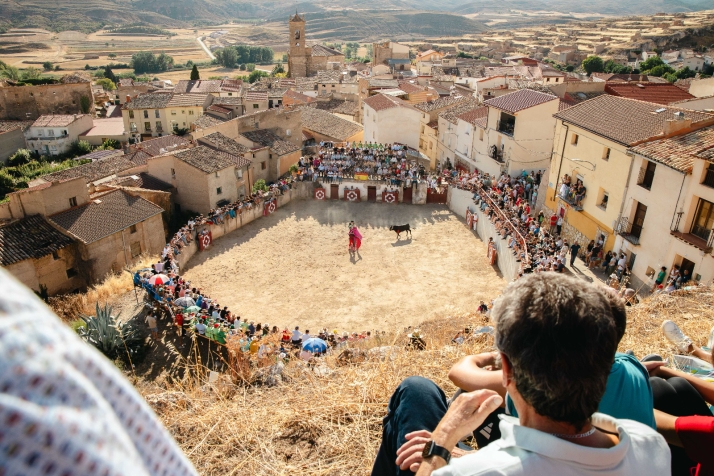 La intrahistoria de 3 jóvenes que sueñan con ser toreros y una plaza excavada en la roca hace casi 500 años, en fotos