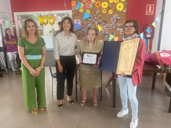 Esperanza Gallardo celebra su centenario en Soria rodeada de familiares y amigos