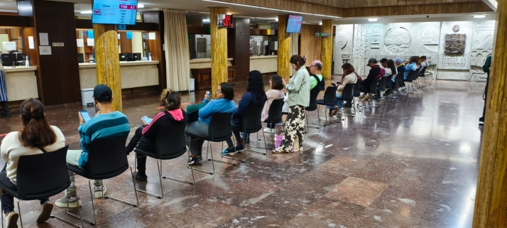 Vox denuncia colas interminables y retrasos en el Ayuntamiento por más de 20 plazas sin convocar