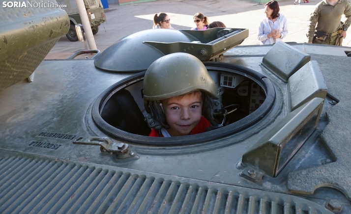 CRÓNICA Y FOTOS | El Centauro, el carro de combate que fascina a los escolares burgenses