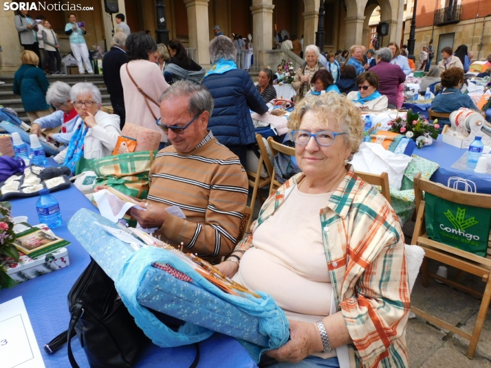 Mucho más que hacer bolillo. De evitar una operación de muñeca a impartir clases en Colombia