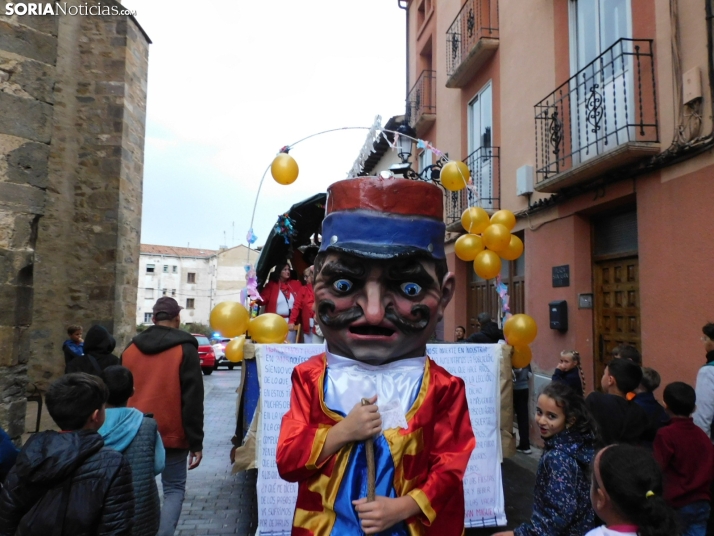 GALERÍA | Ni la lluvia consigue detener el desfile de los diablillos de San Miguel 2025 de Ágreda