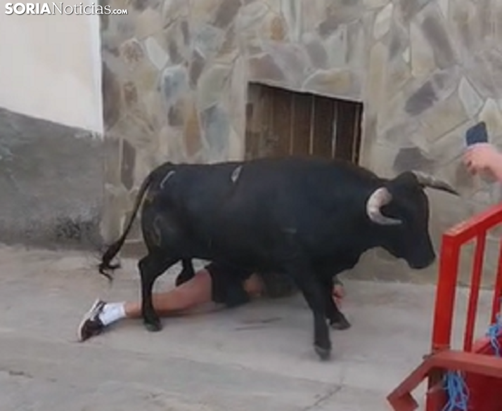 Vídeo: Cogida en el encierro de Deza