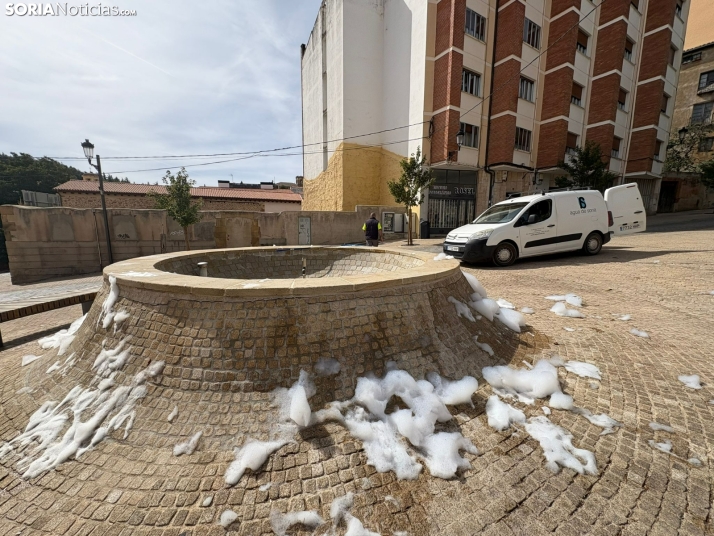 La espuma vuelve a las fuentes sorianas, en esta ocasión tiran detergente en la plaza del Carmen