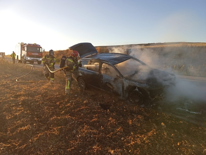Arde un coche en la CL-116 cerca de Morón de Almazán