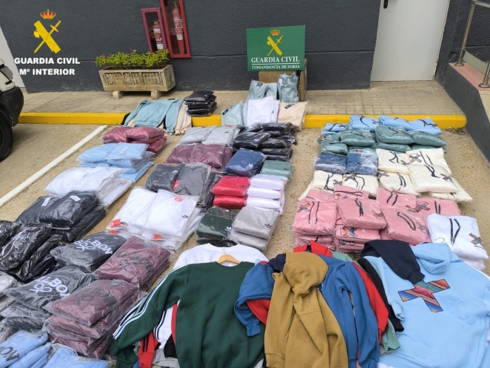 Golpe al topmanta en Soria: La Guardia Civil detiene a 3 vecinos de Madrid con 650 prendas falsificadas