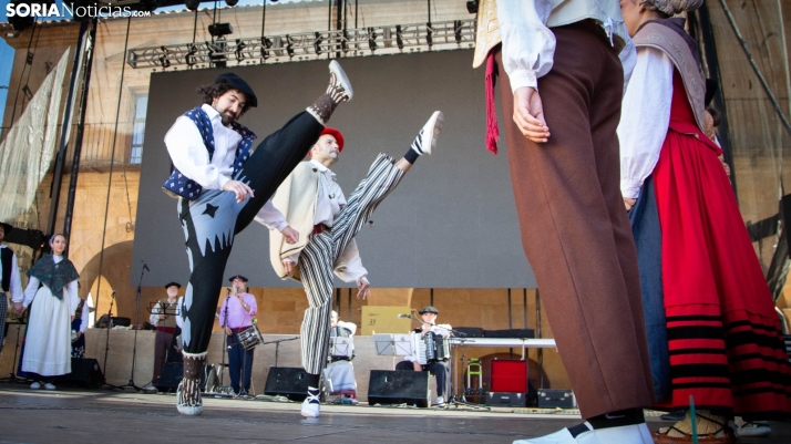 Fotos: Las danzas vizcaínas y valencianas invaden Soria