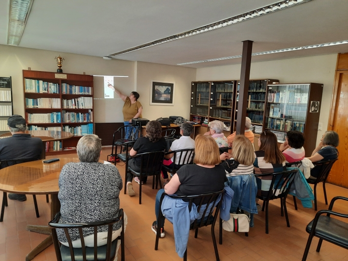 Formación a la carta: así son los cursos para que los mayores de Castilla y León dominen su propio móvil