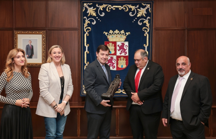 Mañueco recibe a la Cofradía de Jesús Nazareno de Zamora por su 375 aniversario