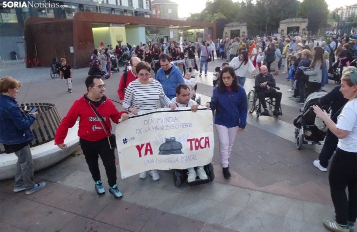 CRÓNICA Y FOTOS | Una cacerolada en Soria para que se oiga la voz de las personas con parálisis cerebral