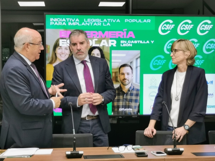 CSIF exige a la Junta reactivar la negociación para empleados públicos y recoge firmas por la enfermería escolar
