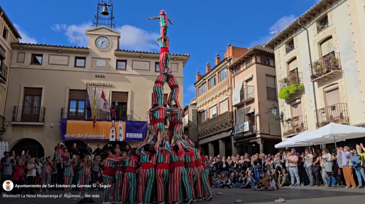 Las torres humanas de Algemesí ponen el broche final a Aires de Dulzaina en San Esteban