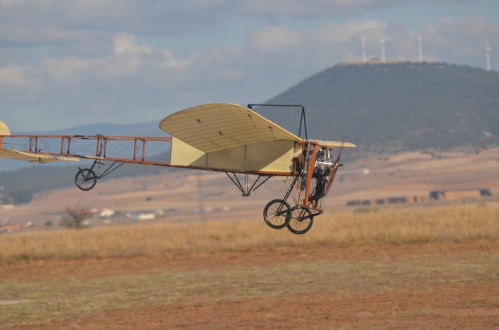 Acrobacias y réplicas históricas llenan el cielo de Soria en el 30º Festival de Aeromodelismo