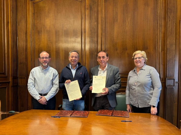 Firma del convenio en la institución provincial.