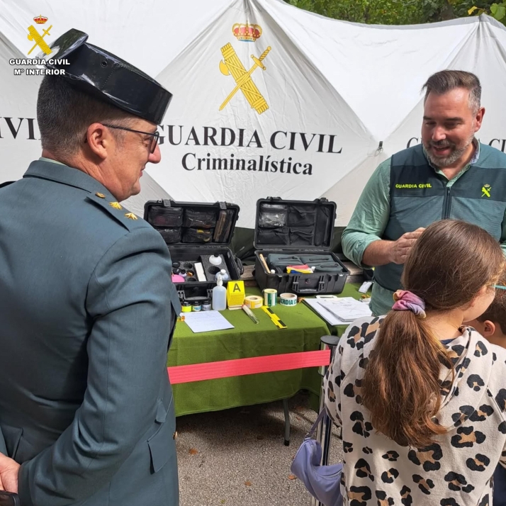 Drones, perros antidroga y un traje TEDAX: la Guardia Civil se acerca a los sorianos en la Dehesa