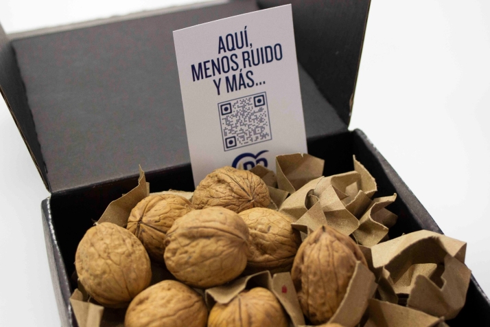 Las nueces de Mañueco: El PP de Castilla y León lanza su campaña más atrevida con guiños a Ayuso y un unboxing sorprendente