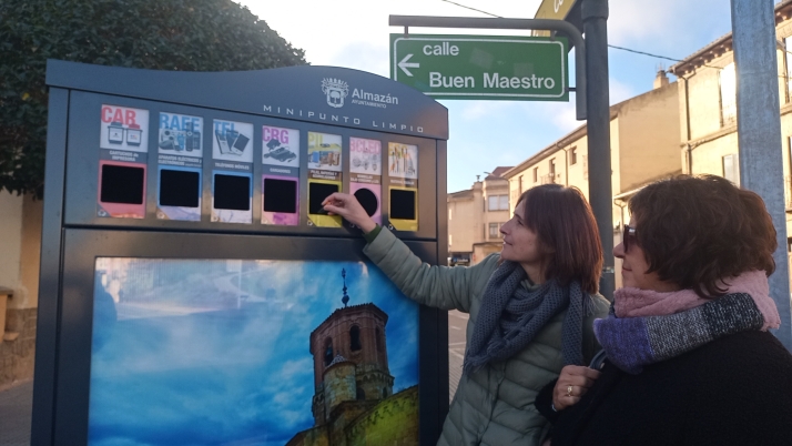 Almazán define el trazado de su carril bici y estrena un nuevo punto de reciclaje urbano
