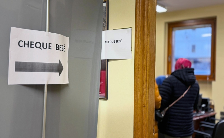 Hoy comienza la entrega de las tarjetas del cheque bebé de la Diputación