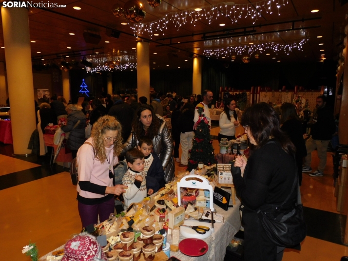 En imágenes: Ólvega da la bienvenida a la Navidad con un mercadillo navideño solidario