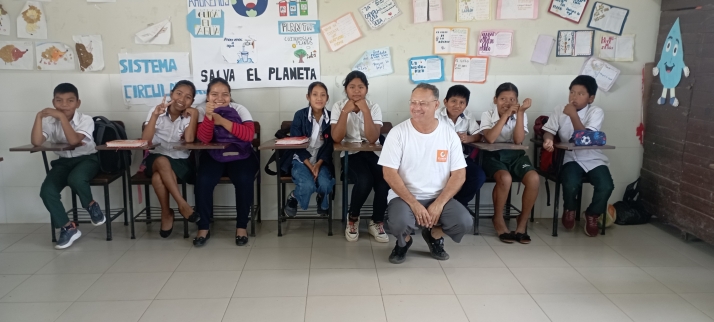 Un soriano impulsa la construcción de una escuela en Bolivia con danzas andinas 