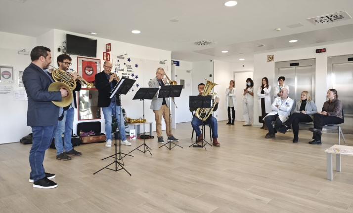Terapia musical en Soria: el quinteto de la Oscyl humaniza la estancia hospitalaria