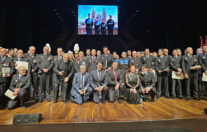 Castilla y León reconoce a 112 agentes y homenajea la ayuda prestada en la DANA de Valencia