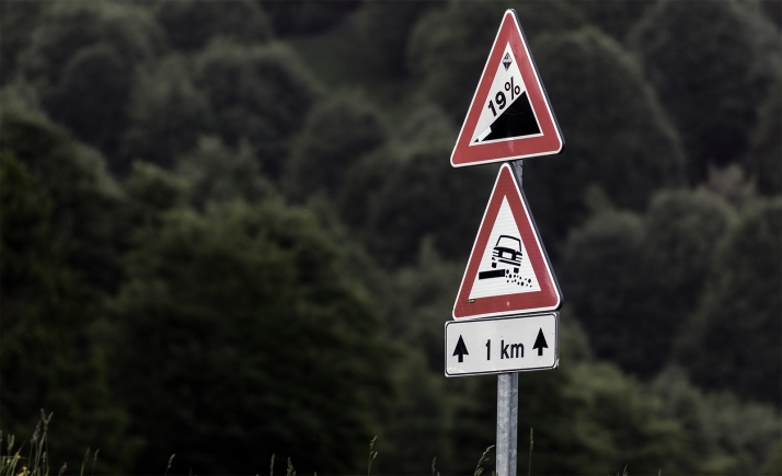 La Junta deberá renovar la señalización de sus carreteras tras una PNL sorianista