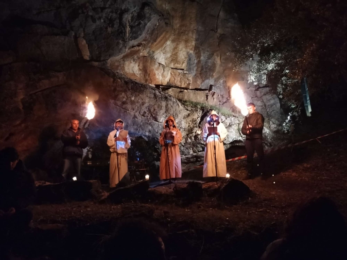 300 personas se dan cita en Cuevas de Soria para presenciar el paso del fuego y la leyenda de las Ánimas