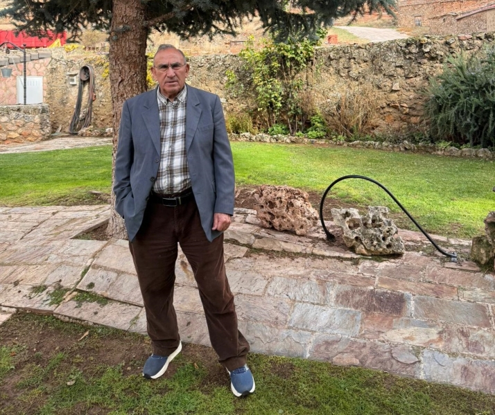 Timoteo Arranz, el alcalde de 80 años que también es jardinero, fontanero y electricista de su pueblo